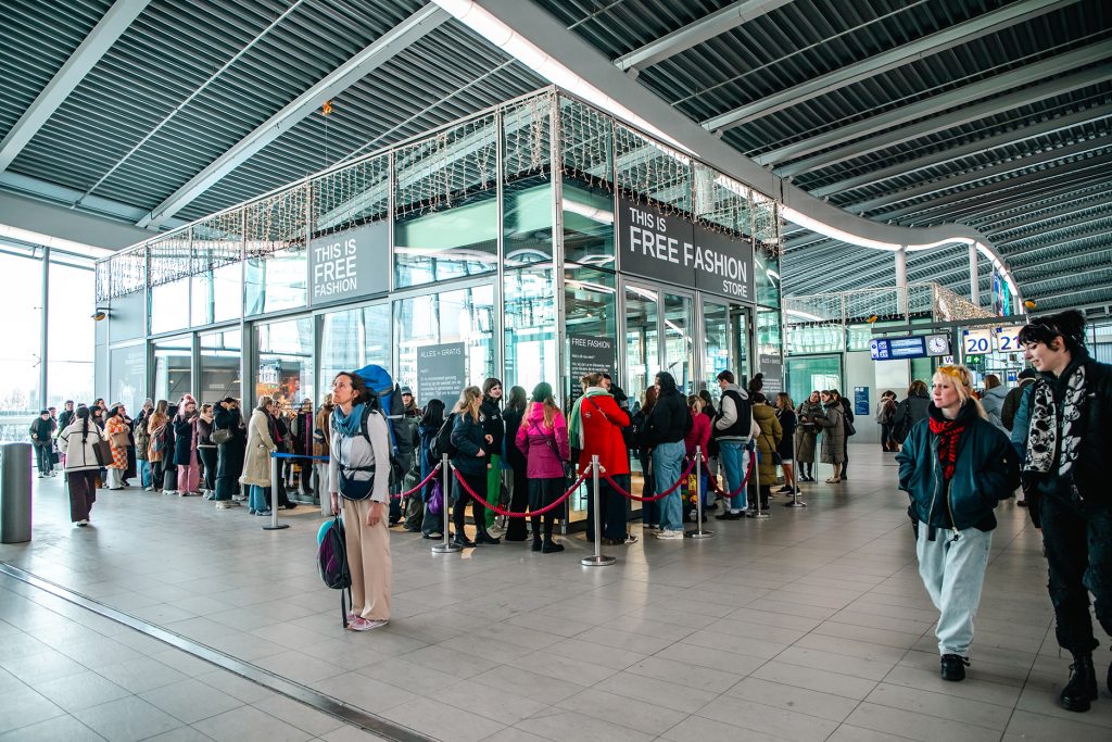 Gratis tweedehands kleding shoppen bij 'free fashion' op Utrecht Centraal